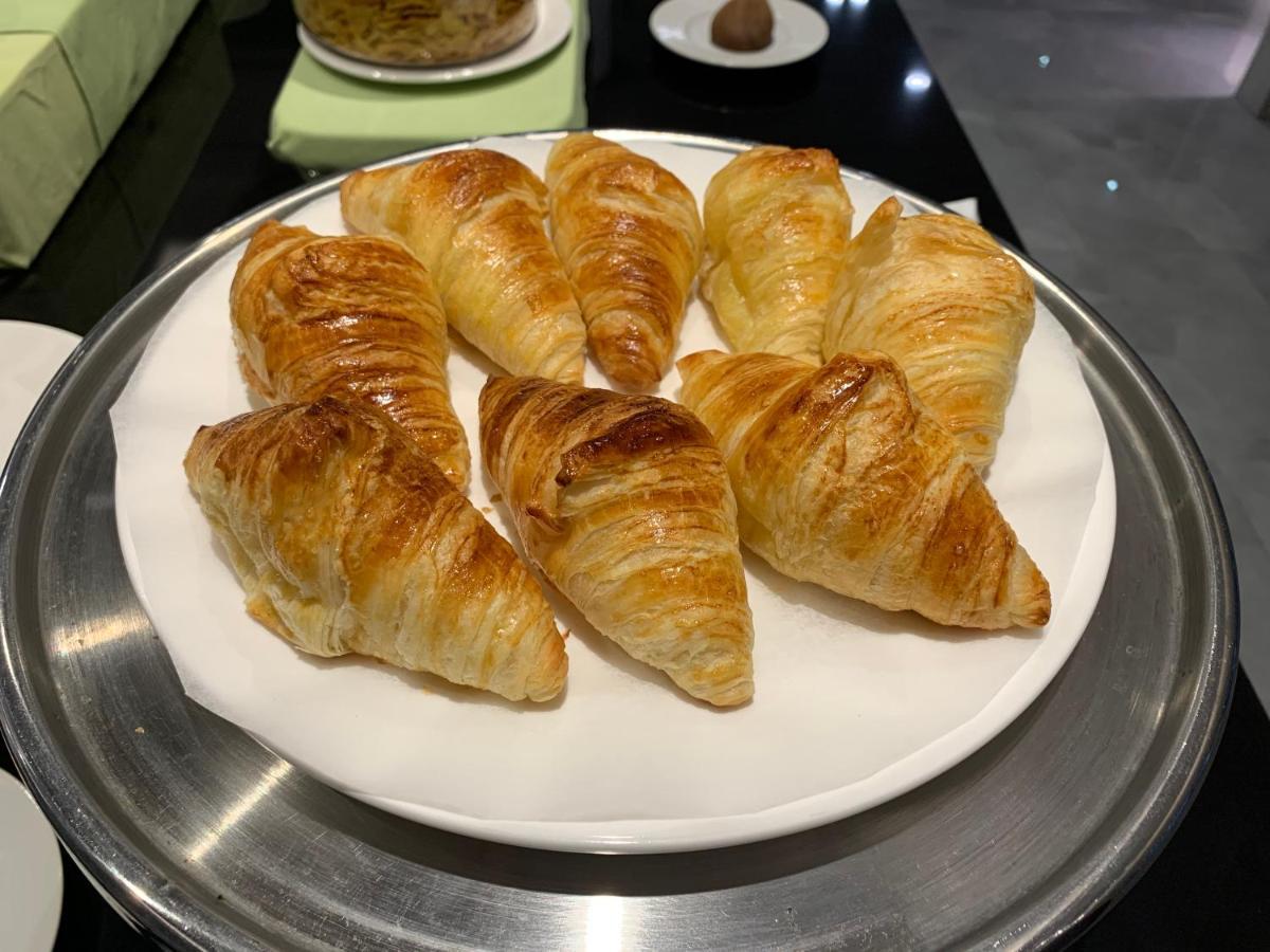 Thana Wisut Hotel Банкок Екстериор снимка